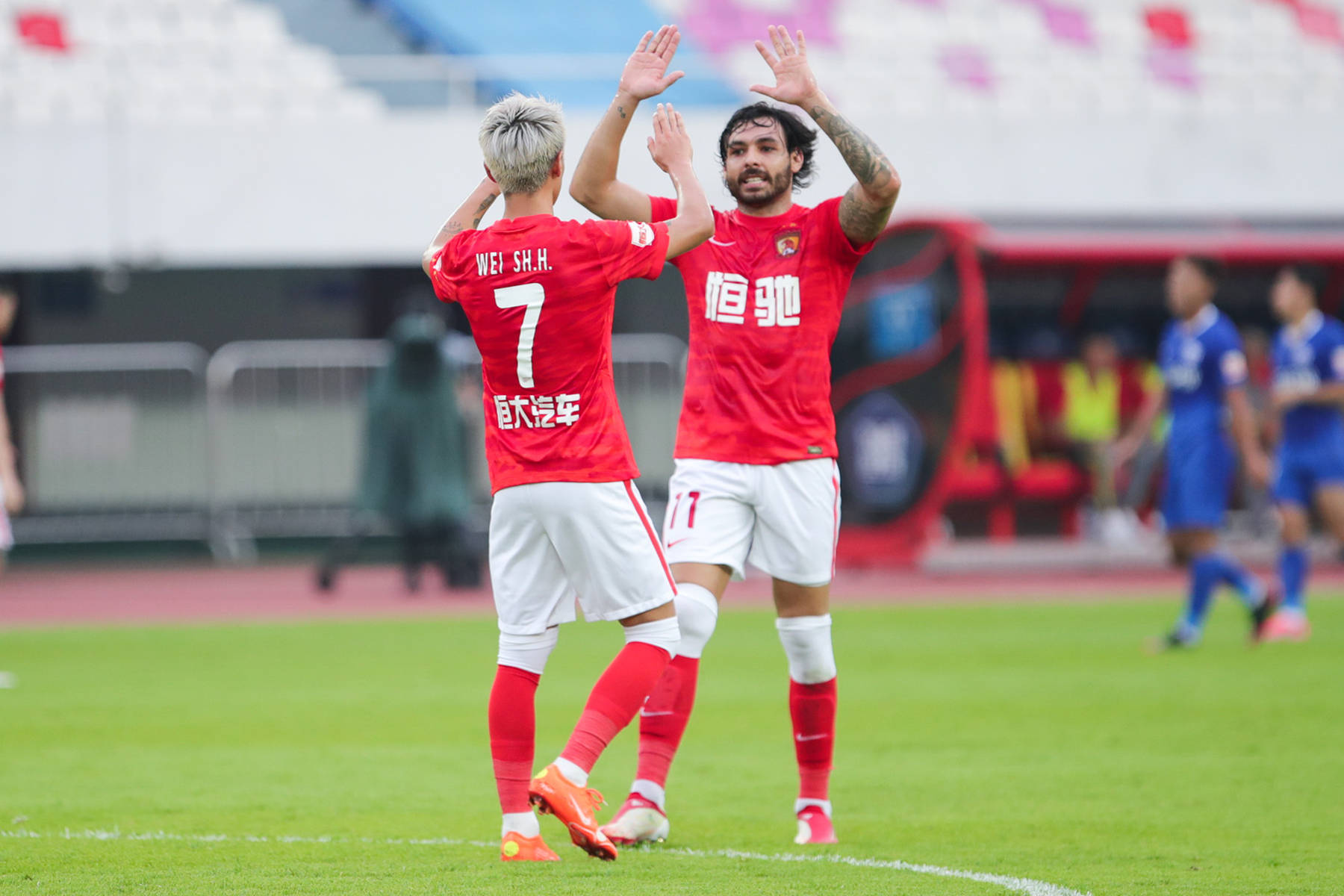 关于摩托车赛半决赛焦点战：关中雄狮队翻盘燕赵雷豹队，外线火力全开。黑马成最大惊喜的信息