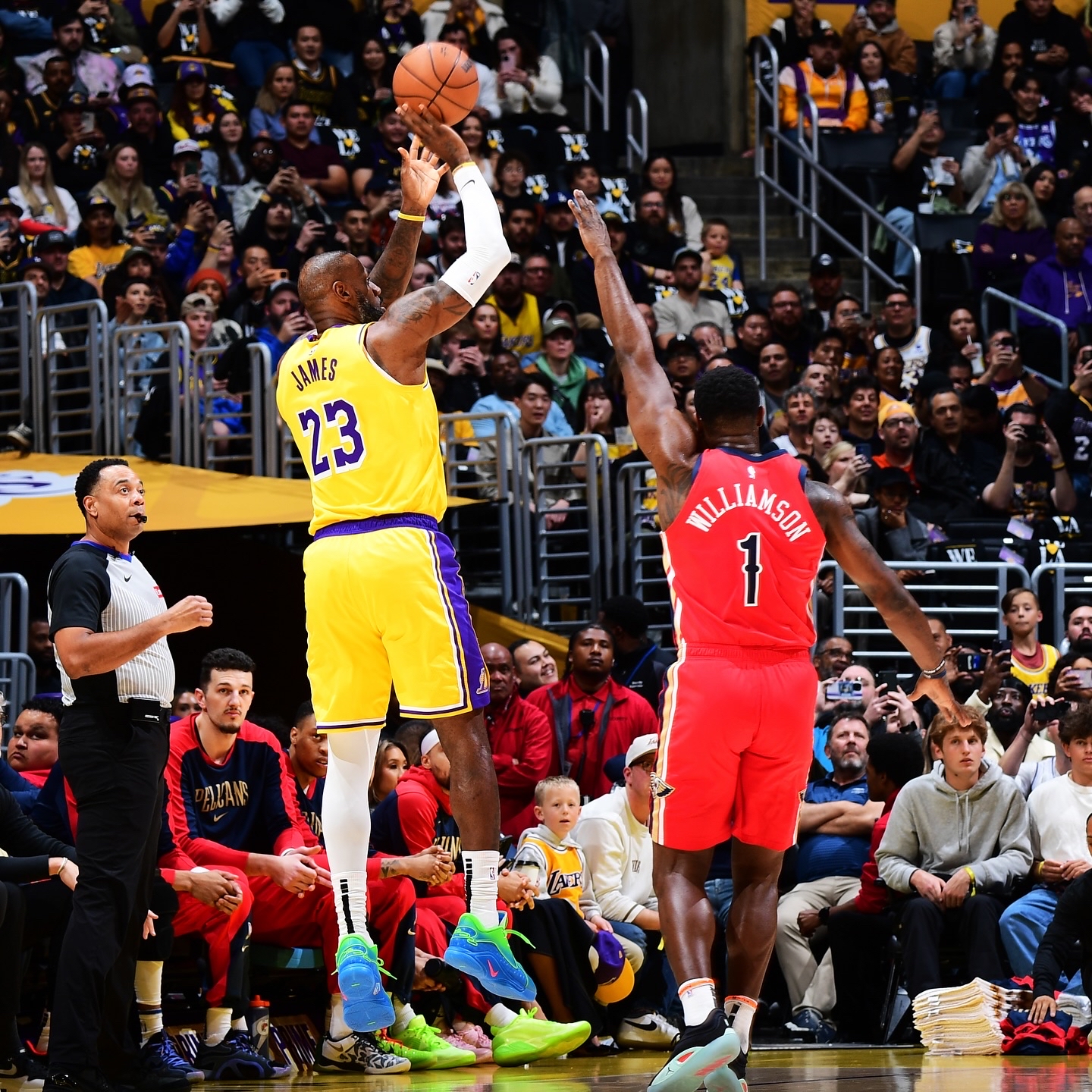 关于詹姆斯重返赛场，领先优势明显首场状态出色，IG观众沸腾！观众掌声雷动的信息