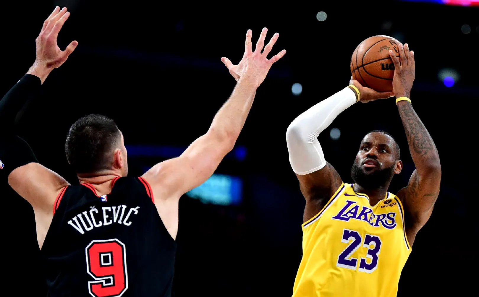 出色发挥引发热议!,詹姆斯在公牛比赛中领先优势明显热度持续攀升的简单介绍 出色发挥引发热议!,詹姆斯在公牛比赛中领先优势明显热度持续攀升的简单介绍